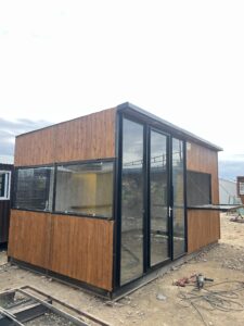 کانکس بوفه با نمای شیشه‌ای و چوب نراد