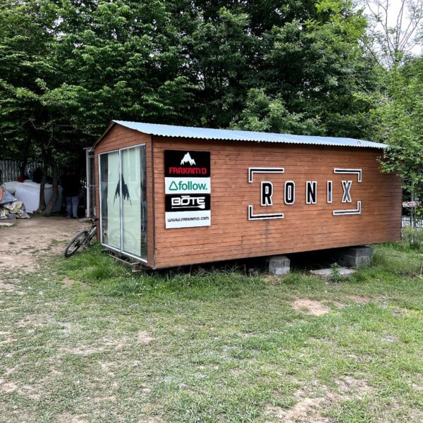 کانکس ۶×۳ فروشگاهی – فروشگاه ورزشی Ronix در دریاچه آویدر